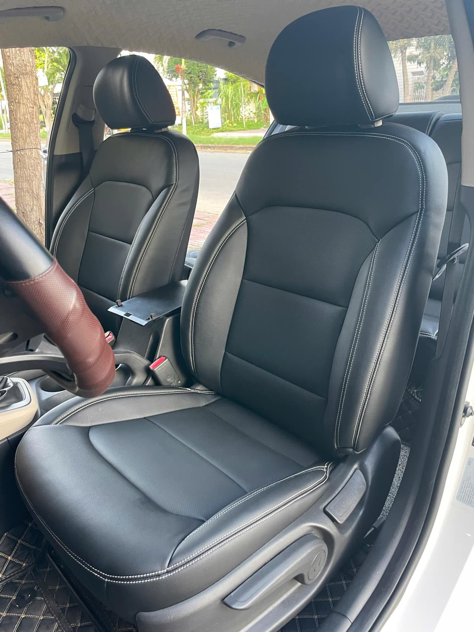 Hyundai Elantra bọc ghế da màu đen